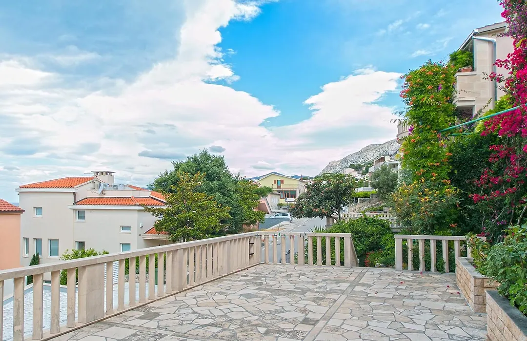 Apartments And Rooms By The Sea Brela, Makarska - 2752-1