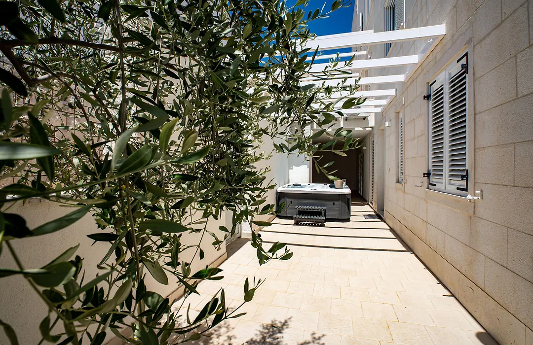 Apartments Villa Azzurra Bol-1