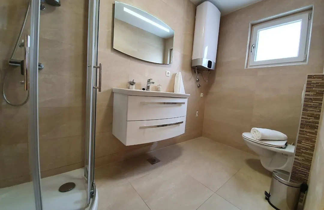L & L Apartmani-1