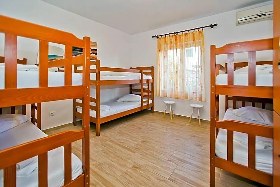 Luka'S Lodge Guesthouse & Hostel-1