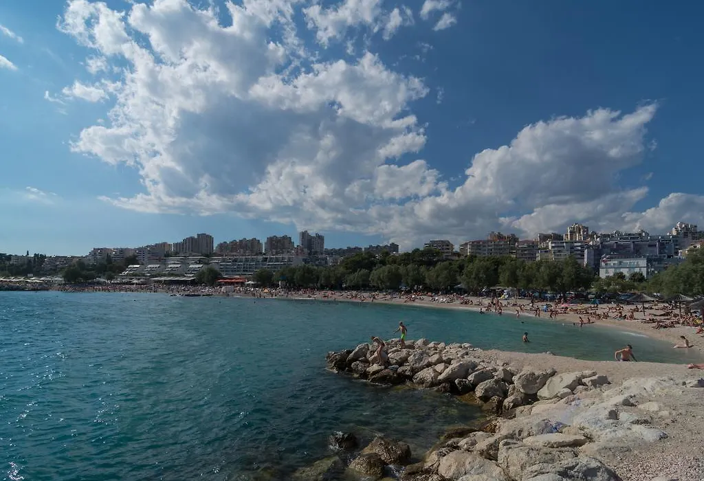 Luxury Rooms Near The Beach3-1