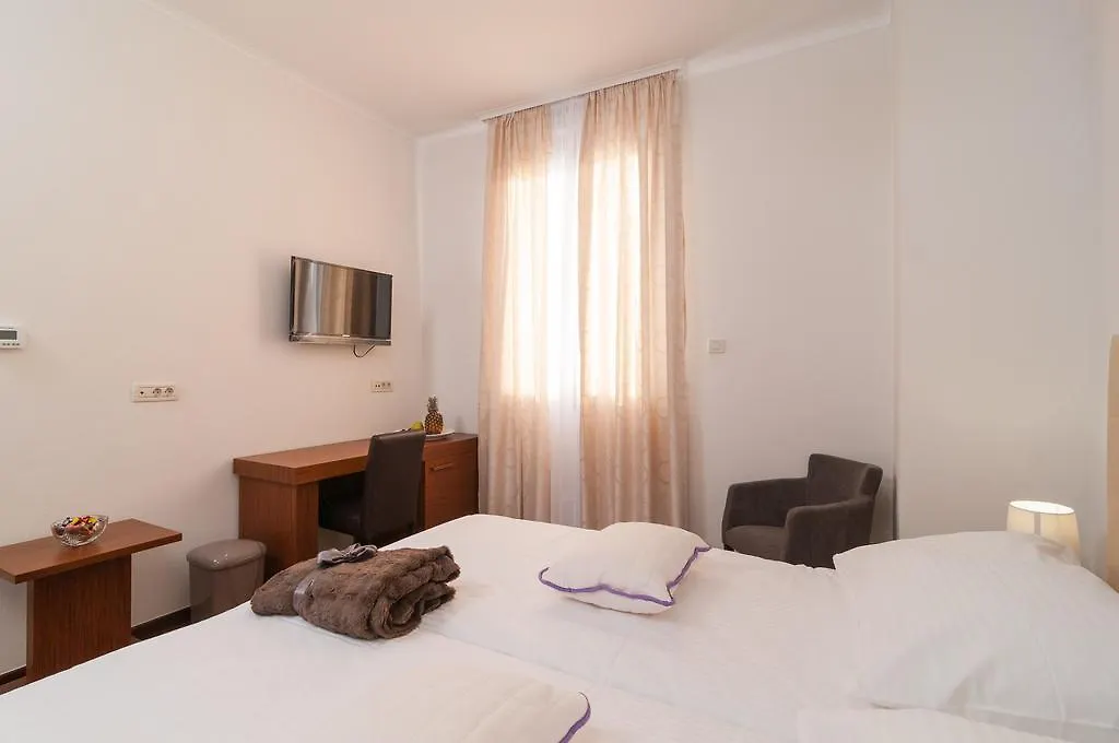 Luxury Rooms Near The Beach2-1