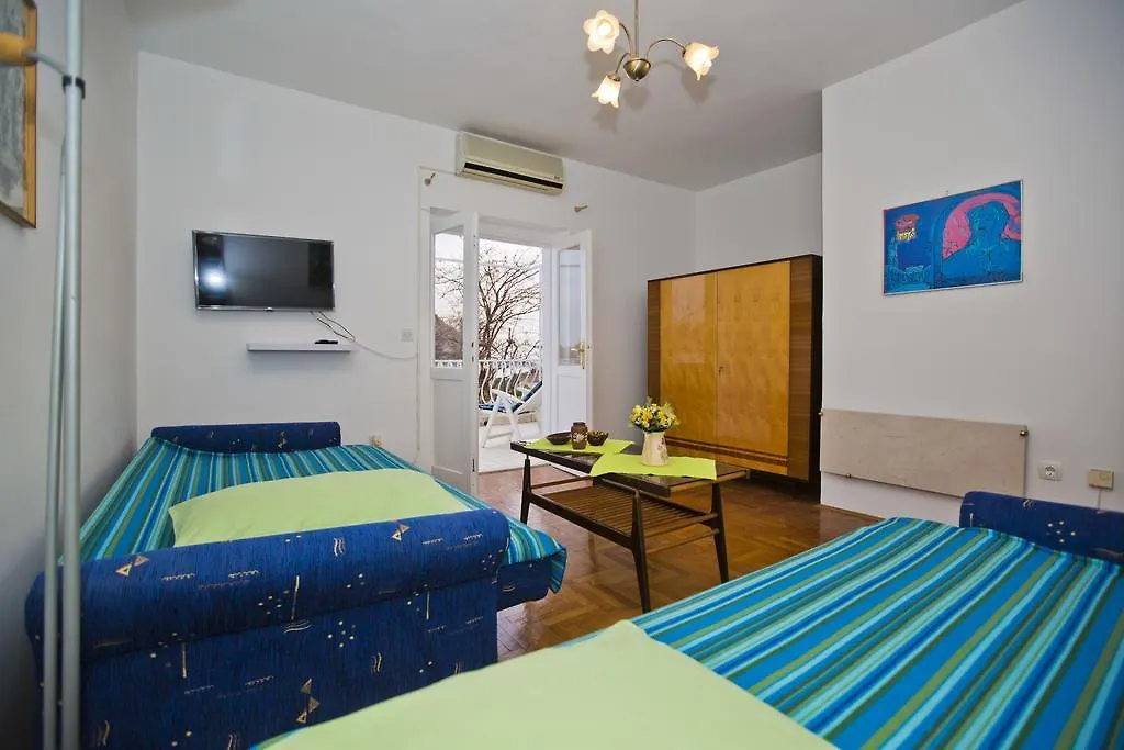 Spacious Central Apartment-1
