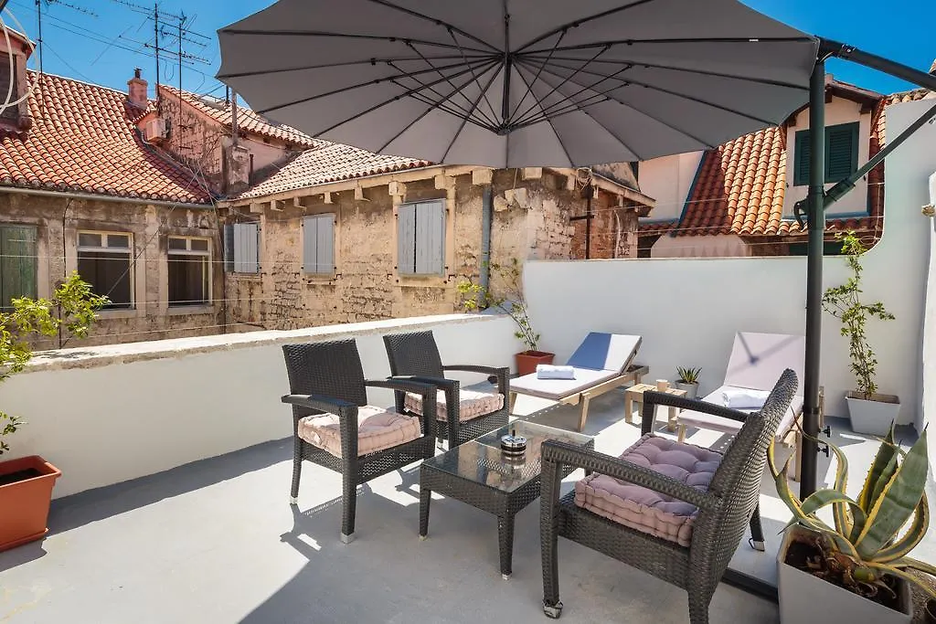 Cindro Apartment With Terrace-1