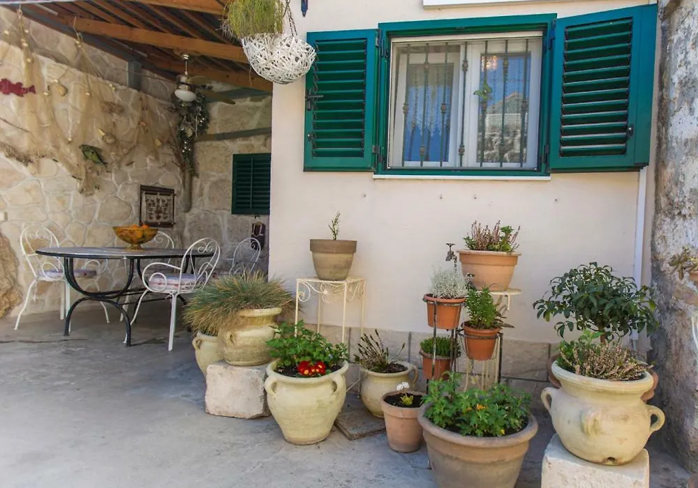 Apartment Antica With Yard & Bbq-1