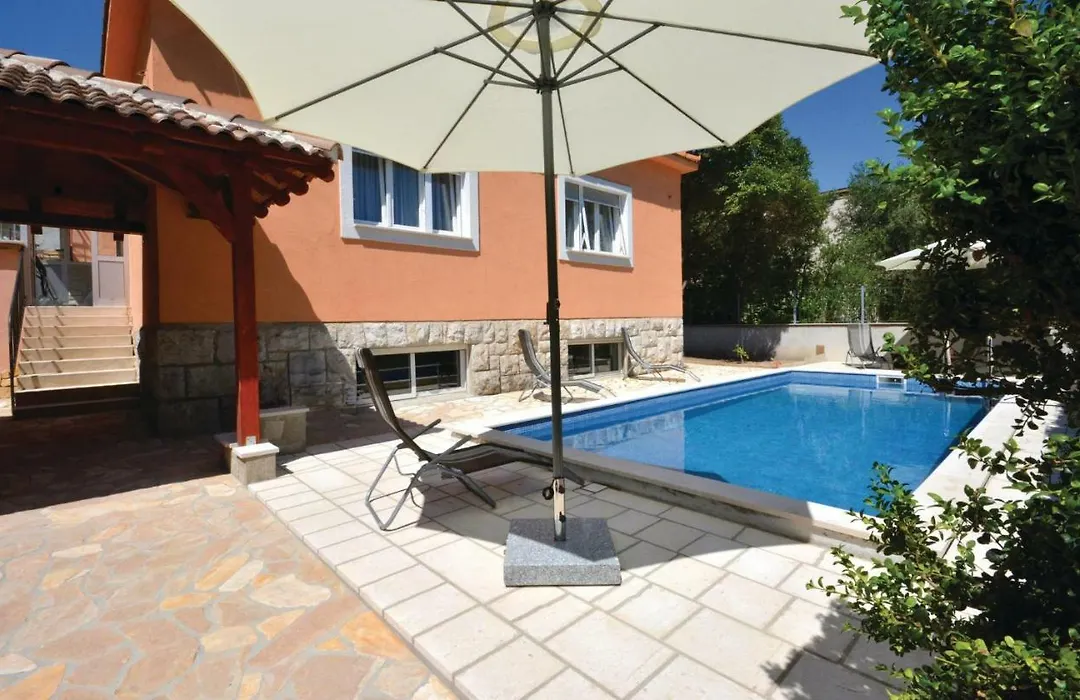 Four-Bedroom Holiday Home Split With An Outdoor Swimming Pool 02-1