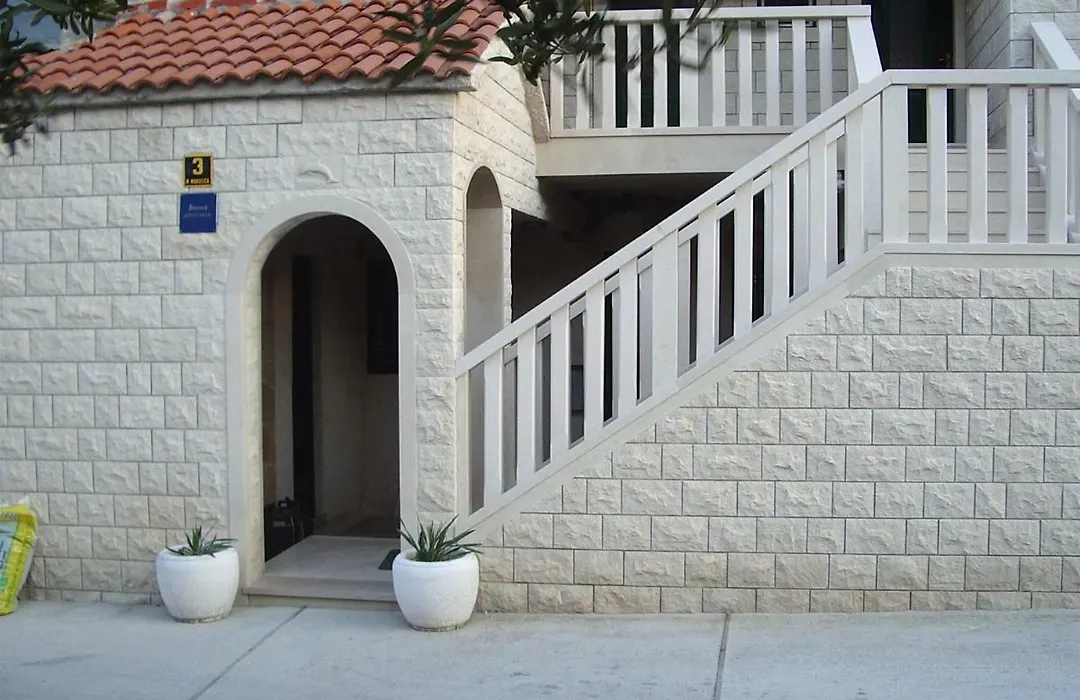 Apartmani Sani Bol-1