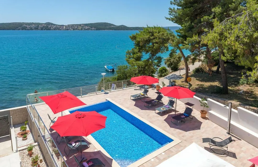 Gem Of The Sea Luxury Beach Apartment With Brand New Heating Infinity Pool-1