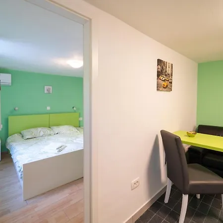 Apartment Fly-2