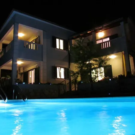 4 Bed Villa Sleeps 9 - Pool Pets Garden Parking-3