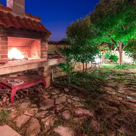 4 Bed Villa Sleeps 9 - Pool Pets Garden Parking-2