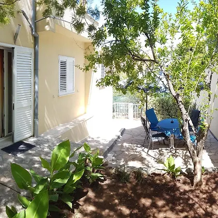 Villa Rados - 4 Sterne, 3 Apartments Fuer Maximal 18 Gaeste-2