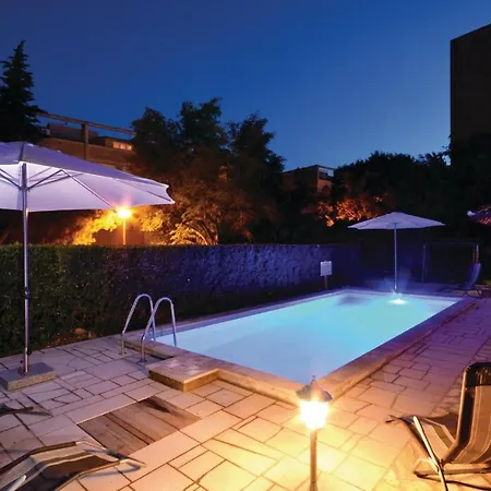 Four-Bedroom Holiday Home Split With An Outdoor Swimming Pool 02-3