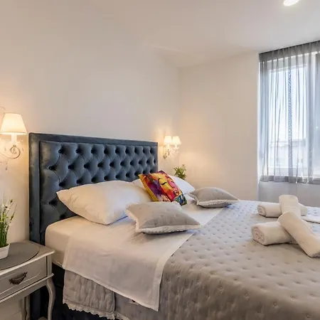 Carmen - Luxury 2-Bedroom Apartment - Downtown-2
