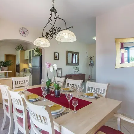 Beautiful Home In Stobrec With 4 Bedrooms, Jacuzzi And Wifi-2