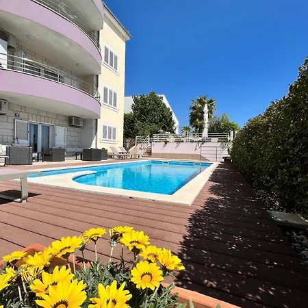 Sky - Beautiful Rooftop Apartment With Shared Pool-2