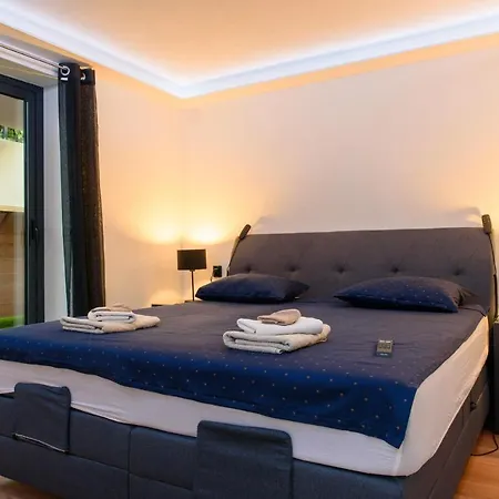 Beach Holiday Home With Private Jacuzzi & Parking-3