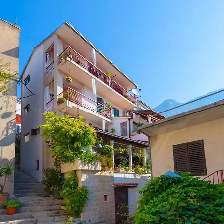 Apartments And Rooms With Wifi Makarska - 11063-2