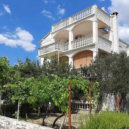 Apartments And Rooms With Parking Space Kastel Stafilic, Kastela - 18673-2