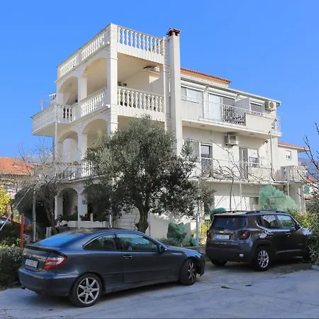 Apartments And Rooms With Parking Space Kastel Stafilic, Kastela - 18673-3