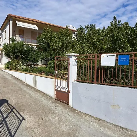 Apartments And Rooms With Parking Space Trogir - 13102-2