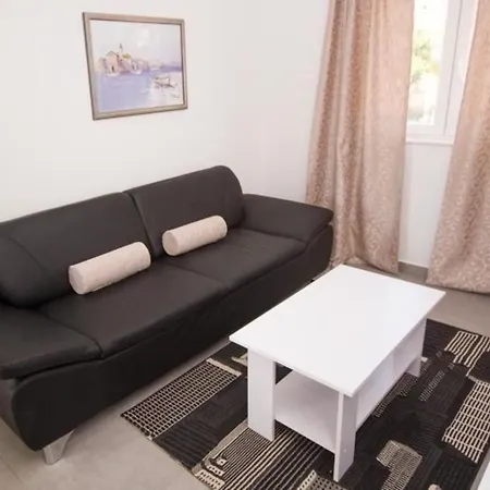 Separates Ferienhaus Mit Grosser Terrasse-3