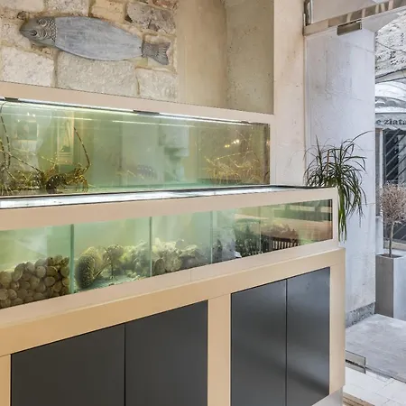 Leonis Restaurant & Rooms-3