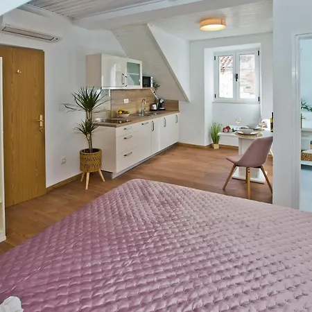 *Beautiful, Centrally Located Studio Apartment*-2