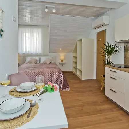 *Beautiful, Centrally Located Studio Apartment*-3