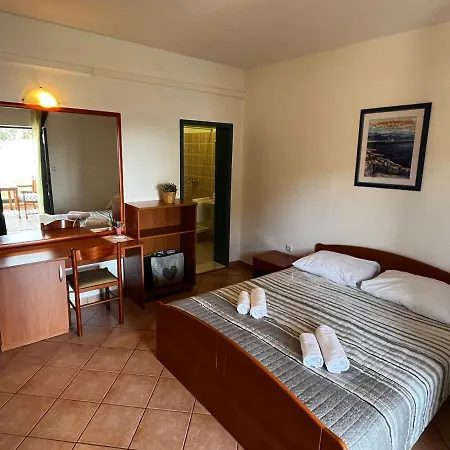Comfort Studio Apartment With Terrace-2