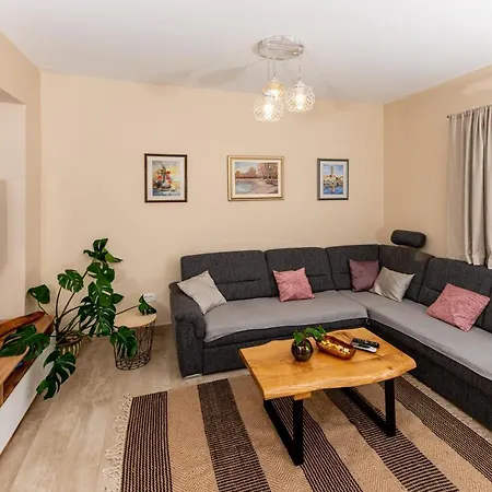 Calypso - Newly Equiped, With Separate Entrance And Parking-2