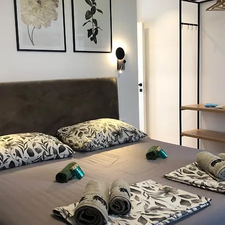 Omis - Private Ensuite Room With Balcony - Hotel Style-3