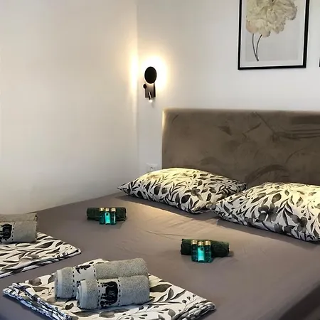Omis - Private Ensuite Room With Balcony - Hotel Style-2