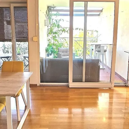 Beautiful Spacious Apartment Close To Beach-2