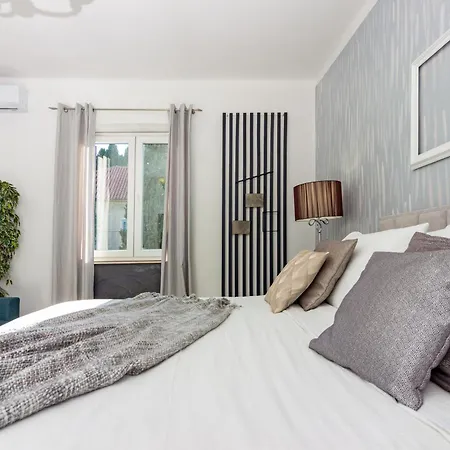 Spacious Apartment Center-3