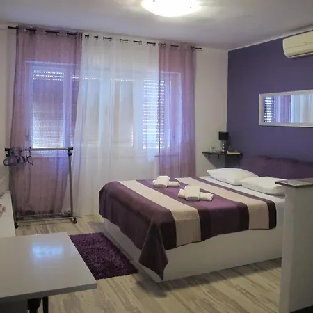 Rooms And Apartment Stambuk II-3