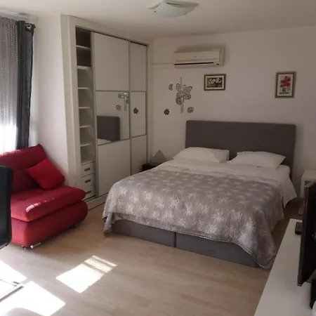 Studio Apt. Downtown-2