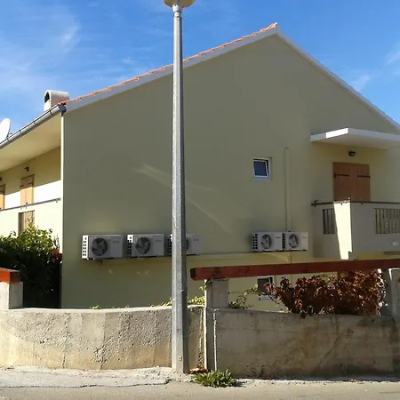 Bubi Hvar Apartments 1-3