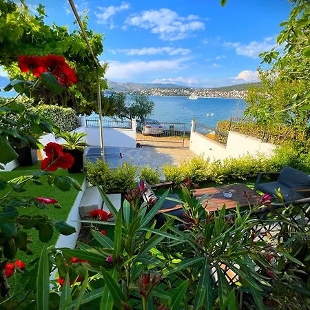 Beach Holiday Home With Private Jacuzzi & Parking-2