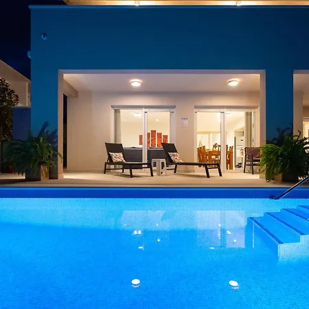 Villa Leonore In Omis With 4 En-Suite Bedrooms, Heated Pool, Fitness, Ps5, Completely Fenced Yard, Sandy Beach Just 3Min Walk-2