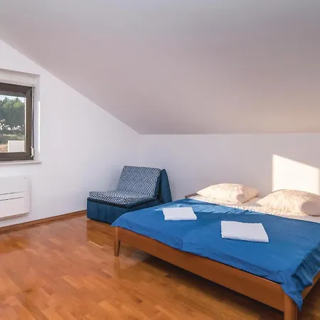 Two-Bedroom Apartment In Bol-2