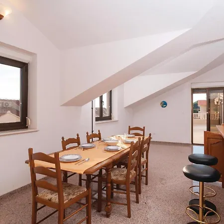 Two-Bedroom Apartment In Bol-3