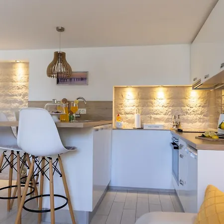 Rooms And Apartments Paese-2