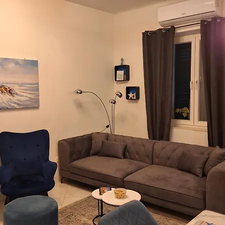 Spacious Apartment Center-2