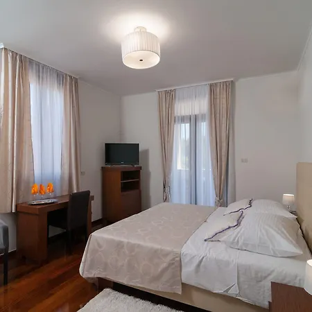 Luxury Rooms Near The Beach1-2