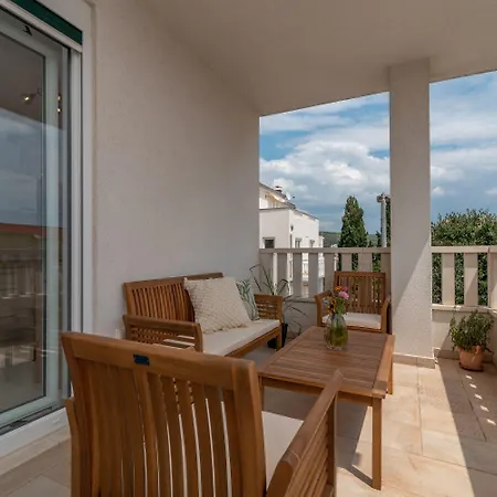 Modern Apt W Terrace 2 Min Walk To The Beach-2
