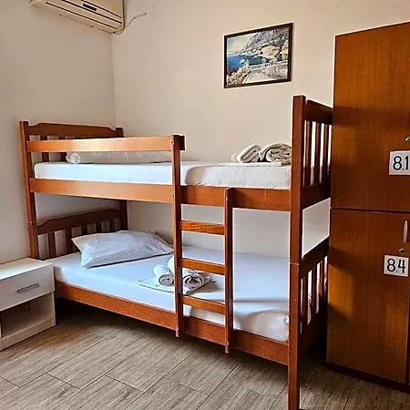 Luka'S Lodge Guesthouse & Hostel-2