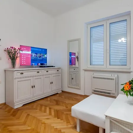 Chic Apartment In Center-3