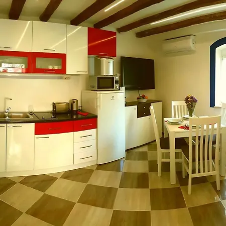 Karmen'S Apartment One-2