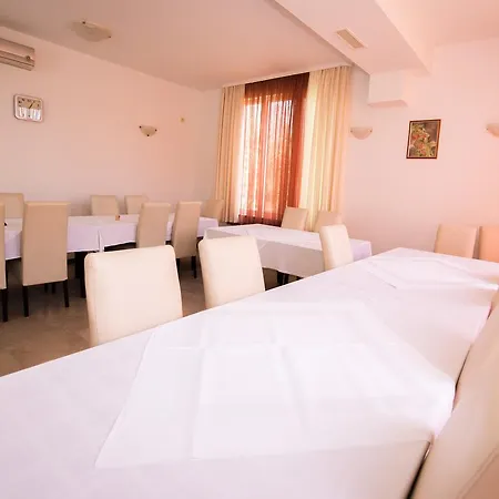 Guesthouse Helena-3